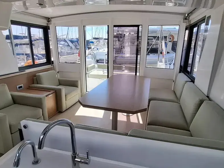 WHITE PEARL, Interior image